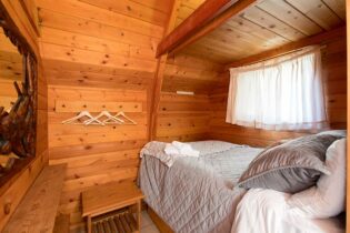 Vintage cabins for rent in Egmont, BC
